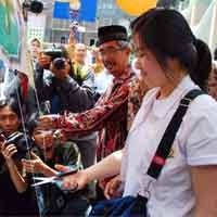 Datang ke SMP Khadijah, Pelajar Korea Disambut Rebana