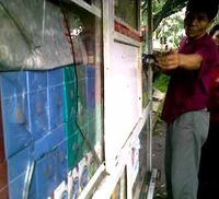 Geng Motor Rusak Kios