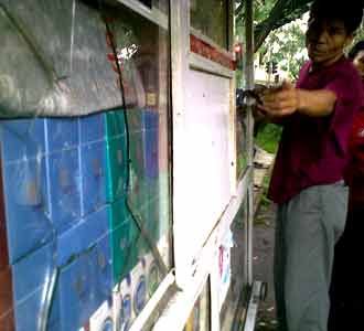 Geng Motor Rusak Kios