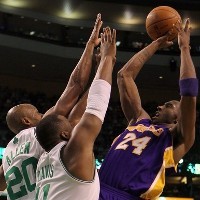 Lakers Tundukkan Celtics, Kobe Tatap Sejarah