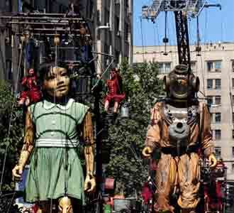 Boneka Raksasa Berkeliaran di Chili 