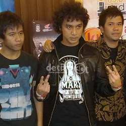 Giring Nidji Manggung Pakai Popok