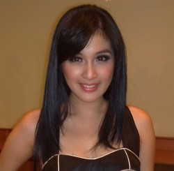 Cinta Sandra Dewi Selalu Bertepuk Sebelah Tangan 