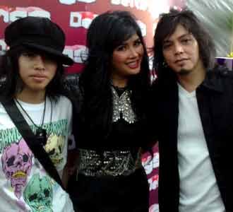 Titi DJ Manggung Bareng keluarga