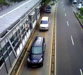 Budaya Serobot Jalur Busway