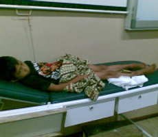 Berobat ke Dukun, Tulang Kering Ayi Menyembul