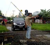 Kisah Penjaga Pintu KA