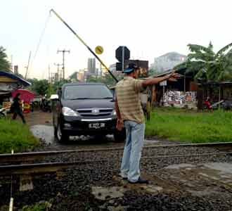 Kisah Penjaga Pintu KA