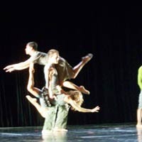 Penari dari Amerika Serikat Hibur Warga Surabaya