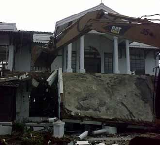 Rumah Mantan Dewan Dirobohkan