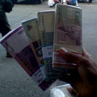 Pengendara Mobil Sebarkan Uang di Depan DPR