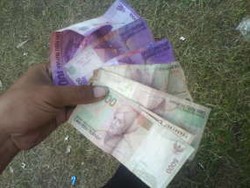 Uang Disebar Diduga Trik Perampok Halau Kejaran Polisi