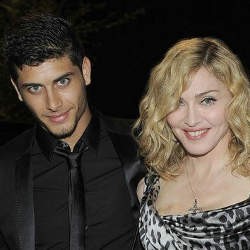 Madonna Diselingkuhi Jesus Luz