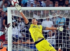 Tabarez Menimang-nimang Kiper Uruguay