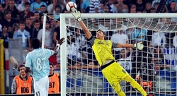 Tabarez Menimang-nimang Kiper Uruguay