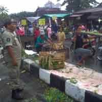 Pedagang Nakal di Pasar Manyar Ditertibkan