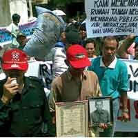 Warga Berdemo Jelang Eksekusi Rumdin TNI AL