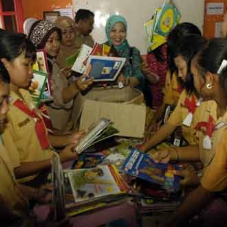 Istri Wawali Surabaya Sumbang Buku