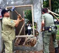 Satpol PP Bongkar Pos Satpam
