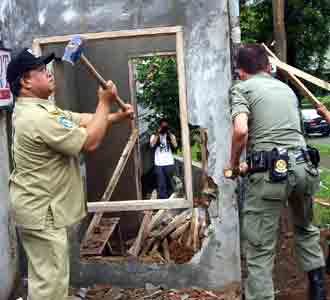 Satpol PP Bongkar Pos Satpam