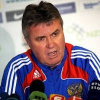 Hiddink Belum Putuskan Sekarang