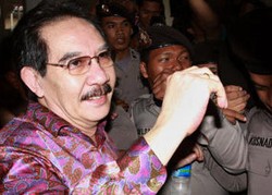 Kesempatan Terakhir, Antasari Baca Duplik Usai Salat Jumat