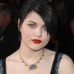 Nyanyi, Putri Kurt Cobain Gaet Gerard Way