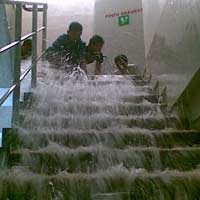 Manajemen Royal Plaza Bantah Atap Lantai 3 Jebol