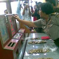 Bisnis Judi Dingdong, Bapak Anak Diringkus