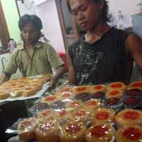 Jelang Imlek, Omzet Pedagang Kue Keranjang Naik 100 %