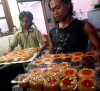 Omzet Pedagang Kue Khas Imlek Naik