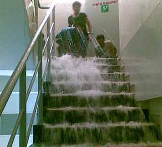 Atap Jebol, Royal Plaza Surabaya Banjir