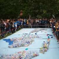 Instalasi Peta Indonesia dari Sampah Cetak Rekor Muri