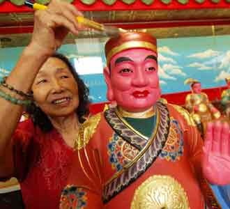 Bersihkan Patung Dewa Jelang Imlek