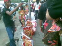  Pedagang Kagetan Mengais Rezeki Jelang Imlek