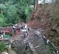 Benteng Roboh Timpa 2 Rumah