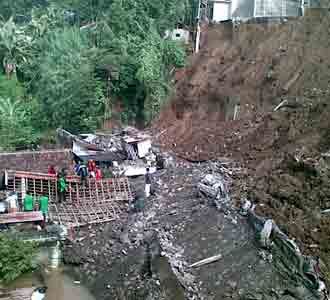 Benteng Roboh Timpa 2 Rumah