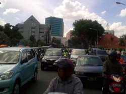 Tertidur di Lampu Merah, Sopir Ford Escape Jadi Tontonan Warga