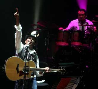 Glenn Memukau di Singapura