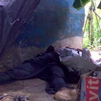 Mayat Pria Berkaos Hitam Ditemukan di Pinggir Kali Krukut