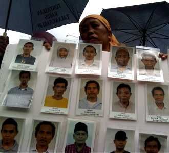 Keluarga Korban Talang Sari Demo
