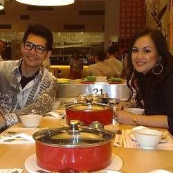 Ferry Salim Rajin Bagi-bagi Angpau