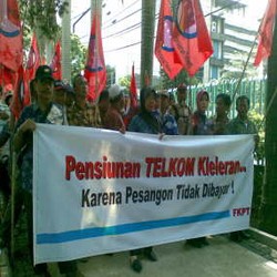 Berseragam Batik, 100 Pensiunan Telkom Demo Tuntut Hak Pensiun