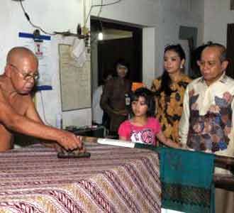 Menkop UKM Kunjungi Perajin Batik