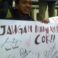 Memperingati Hari Pers, Wartawan Melakukan Aksi Simpatik