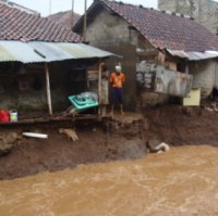 Tergerus Air Sungai, 3 Rumah Ambrol