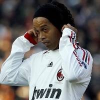 Emirates Gusur bwin di Kostum Milan