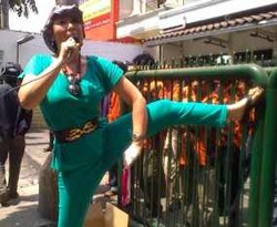 Gayatri Jualan Kue di Depan Ruang Pansus Century