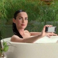 Megan Fox Lepas Busana demi Motorola