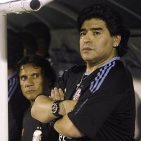 Kebijakan Dikritik, Maradona Cuek 